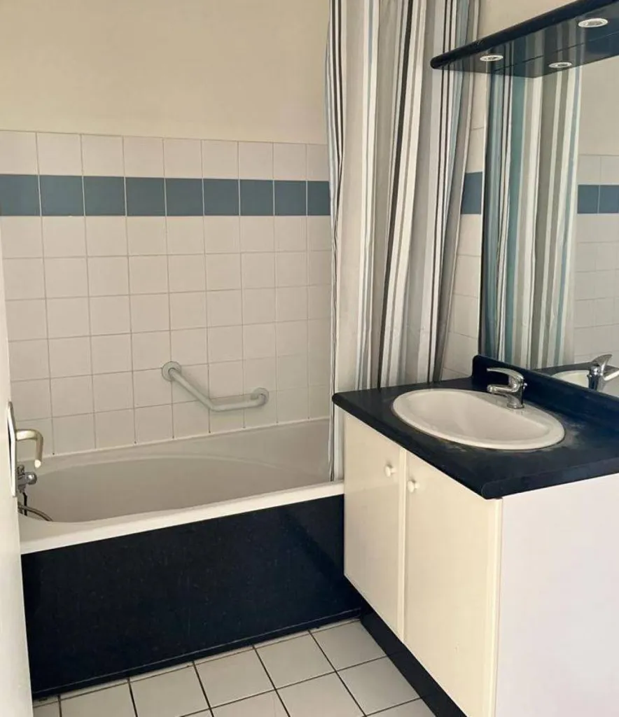 Beau studio en location de 70m², situé rue du champ des oiseaux à Bois Guillaume, 922€ charges comprises