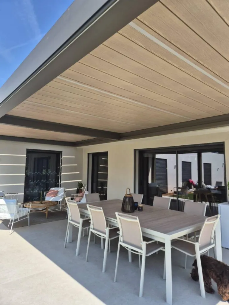 Pergola Camargue avec store latéral Fixscreen intégré près d’Aix-en-Provence