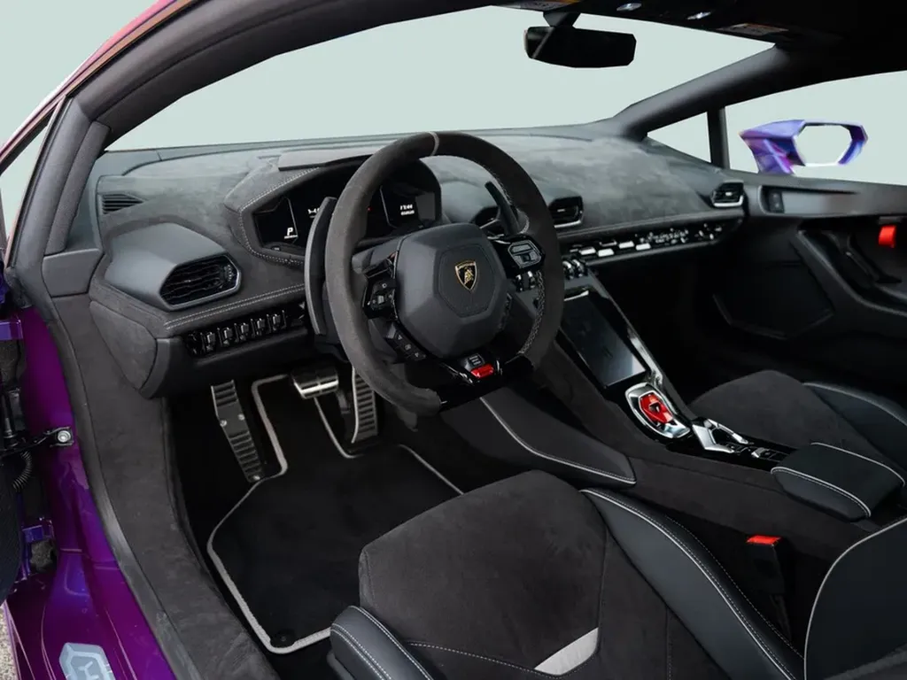 Cockpit Lamborghini Huracán Tecnica Viola Mithras, intérieur Alcantara et carbone, supercar de prestige livrée à Bordeaux.
