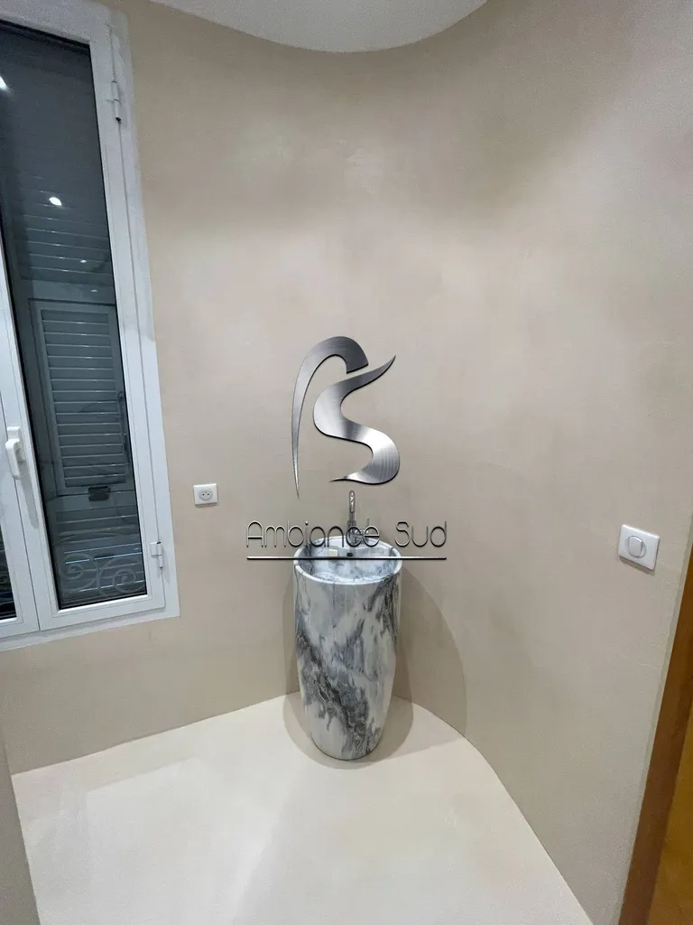 Réalisation d’une salle de bain en béton ciré beige au Cap d’Ail dans le 06