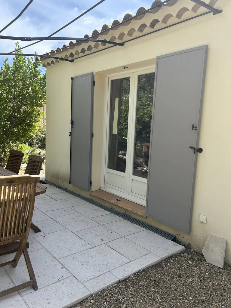 Installation de volets battants en aluminium dans le Luberon