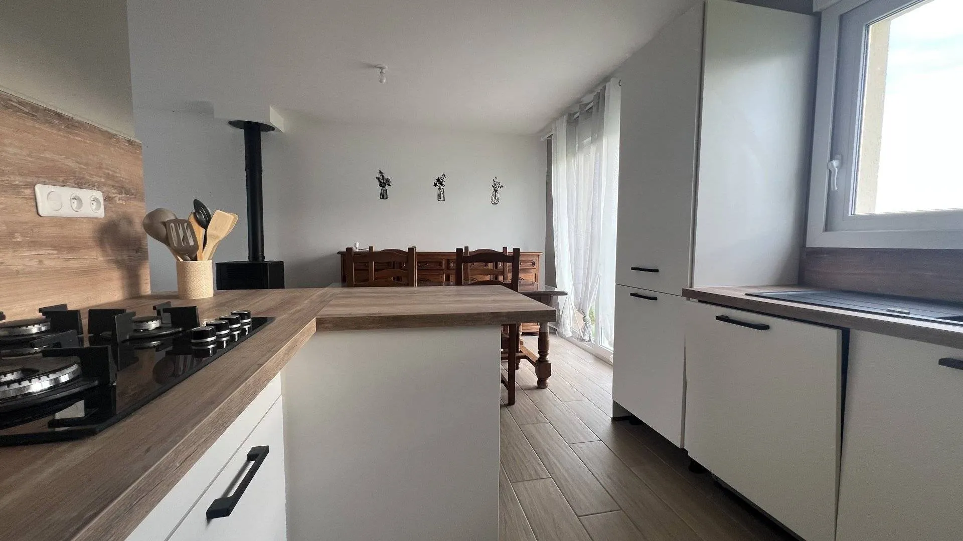 SOUS OFFRE PAVILLON MODERNE construit en 2023 de 81m² plain-pied, 3 chambres, pièce de vie lumineuse, terrain clos 678m², idéale primo-accédants, à proximité des Villes Sœurs et Baie de Somme.