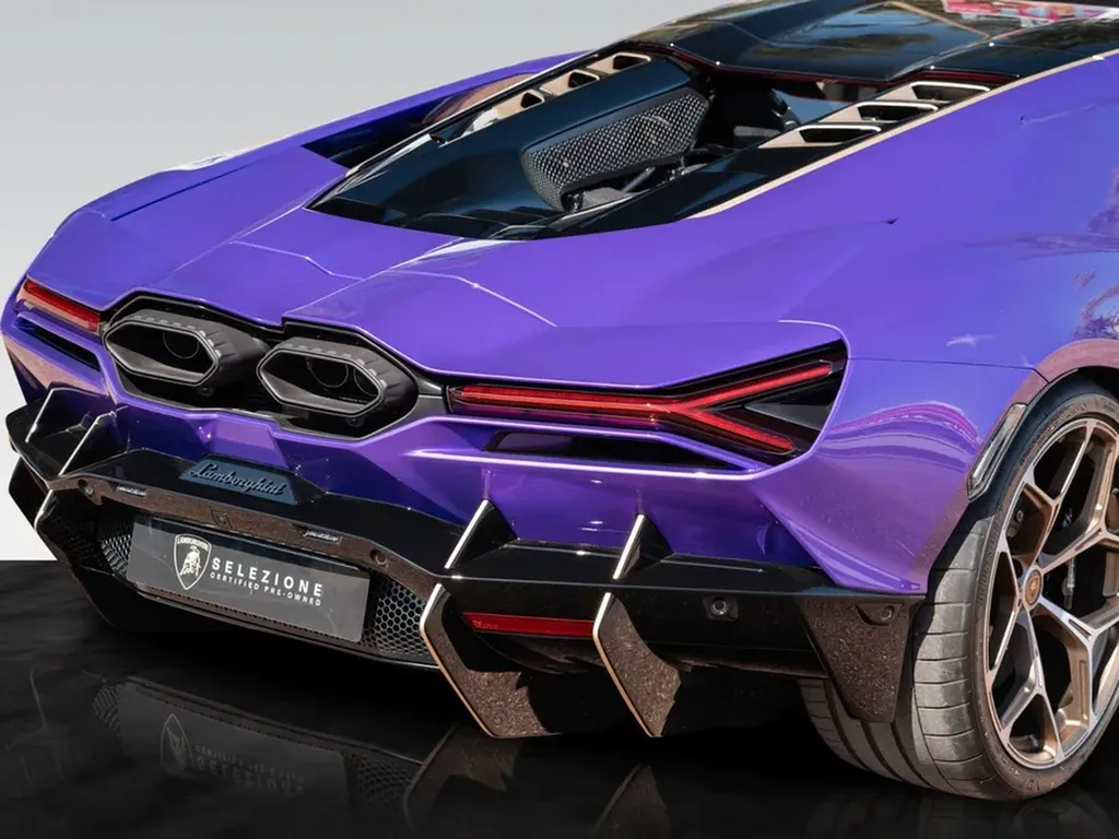 arriere-lamborghini-revuelto-echappement-central-carbone-bordeaux