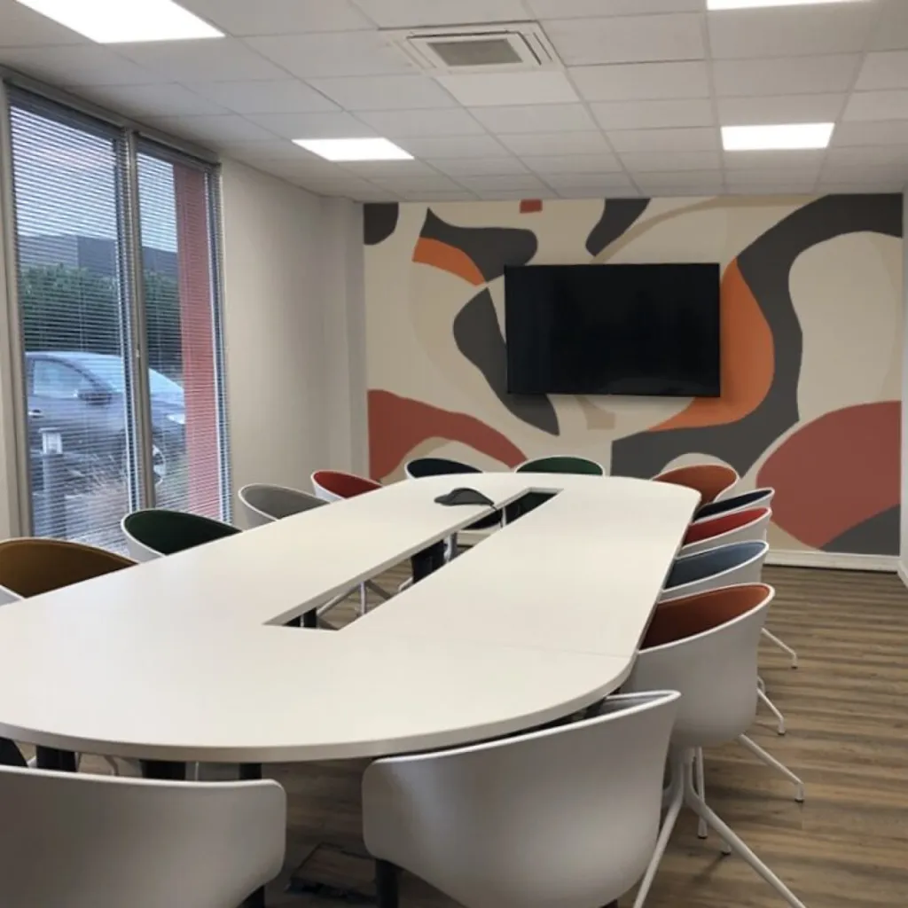 Vue générale de la salle de réunion d'une entreprise à Martillac, un aménagement intérieur sur-mesure favorisant bien-être et cohésion, par l’Atelier D. architecte d’intérieur à Bordeaux.