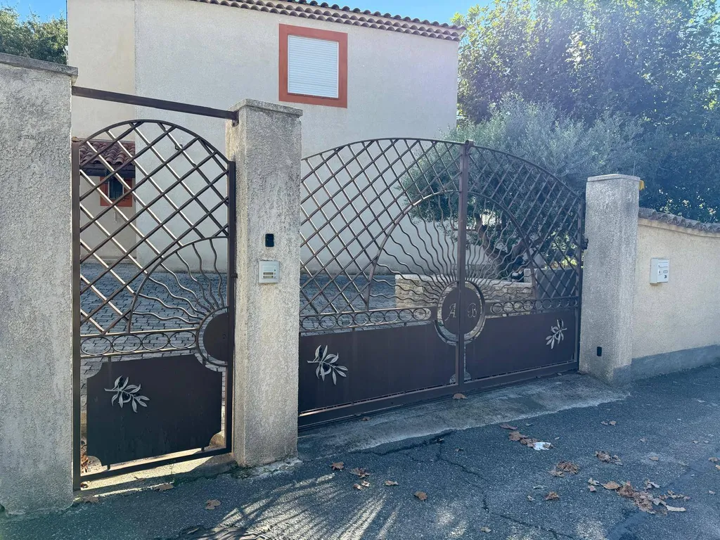 portail avec décoration personnalisée sur mesure Rognac Aix en Provence