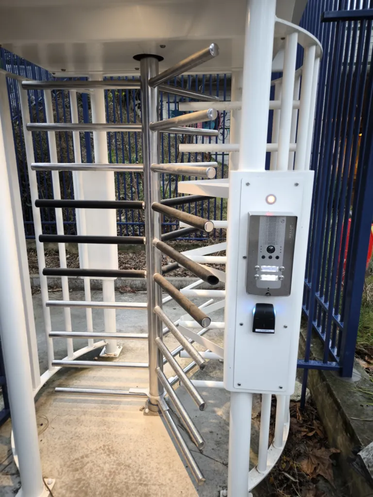 Remplacement d'un système de contrôle d'accès et d'intrusion sur un site industriel dans le quartier de la part dieu à lyon avec remplacement des bornes d'entrée et sortie du site