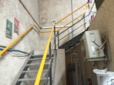 CONFECTION ESCALIER EN FER AVEC MAIN COURANTE POUR ACCES MEZZANINE MARTIGUES