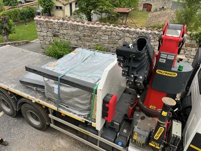 Vente et mise en eau d'un spa 3 places sur-mesure à Saint Ambroix dans le Gard proche d'Aubenas avec un camion bras