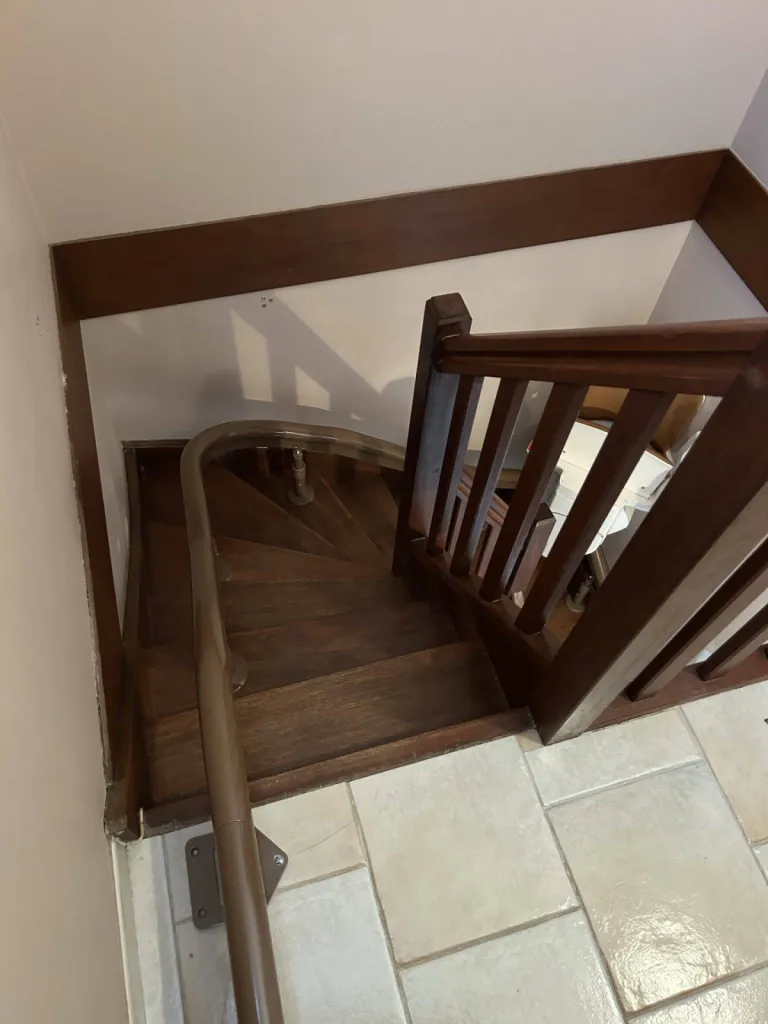 Arrivée via une prolongation horizontale pour ce fauteuil monte escalier OTOLIFT Modul'Air Smart en intérieur dans un escalier étroit 2/4 tournant à Marseille