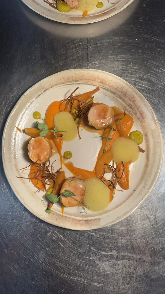 Suprême de pintade rôti sur peau, crémeux patate douce, rutabaga, poireaux frits, condiment brocoli curcuma, écume curcuma