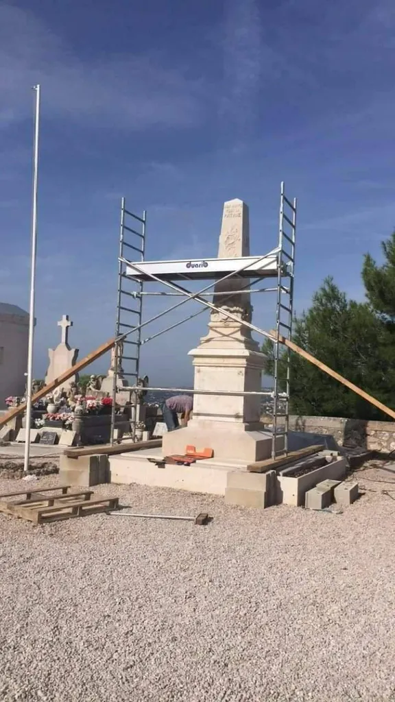 Construction d'un obélisque monument aux morts pour la patrie à Aix en Provence