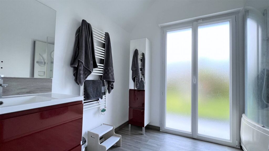 Une salle de bains avec une douche indépendante