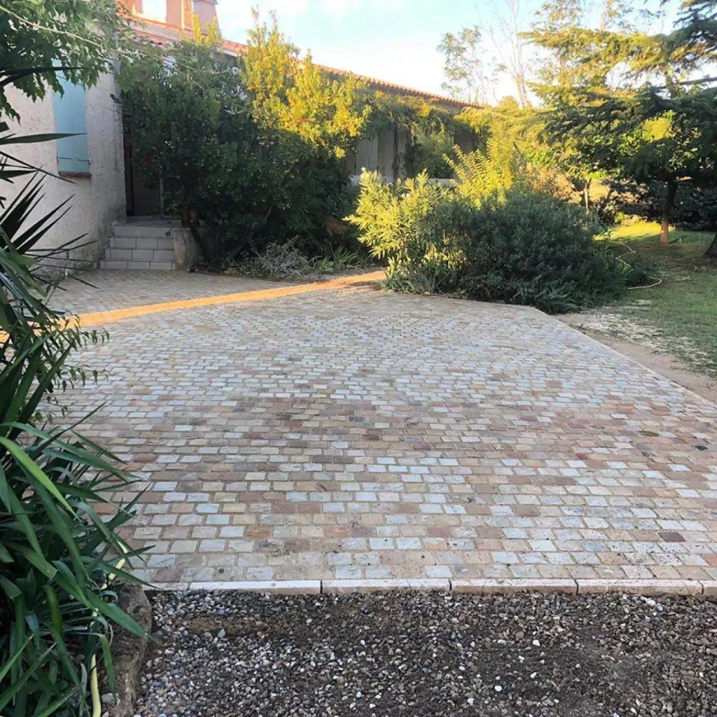 Pose de pavages en pierre de Provence pour villa à Aix en Provence