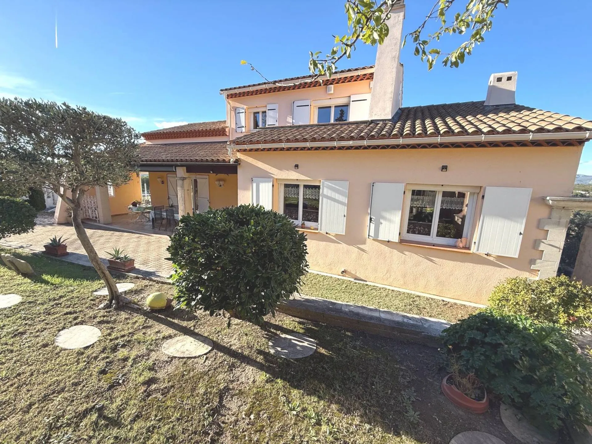 Belles prestations pour cette villa de 1980 en vente à Carnoux