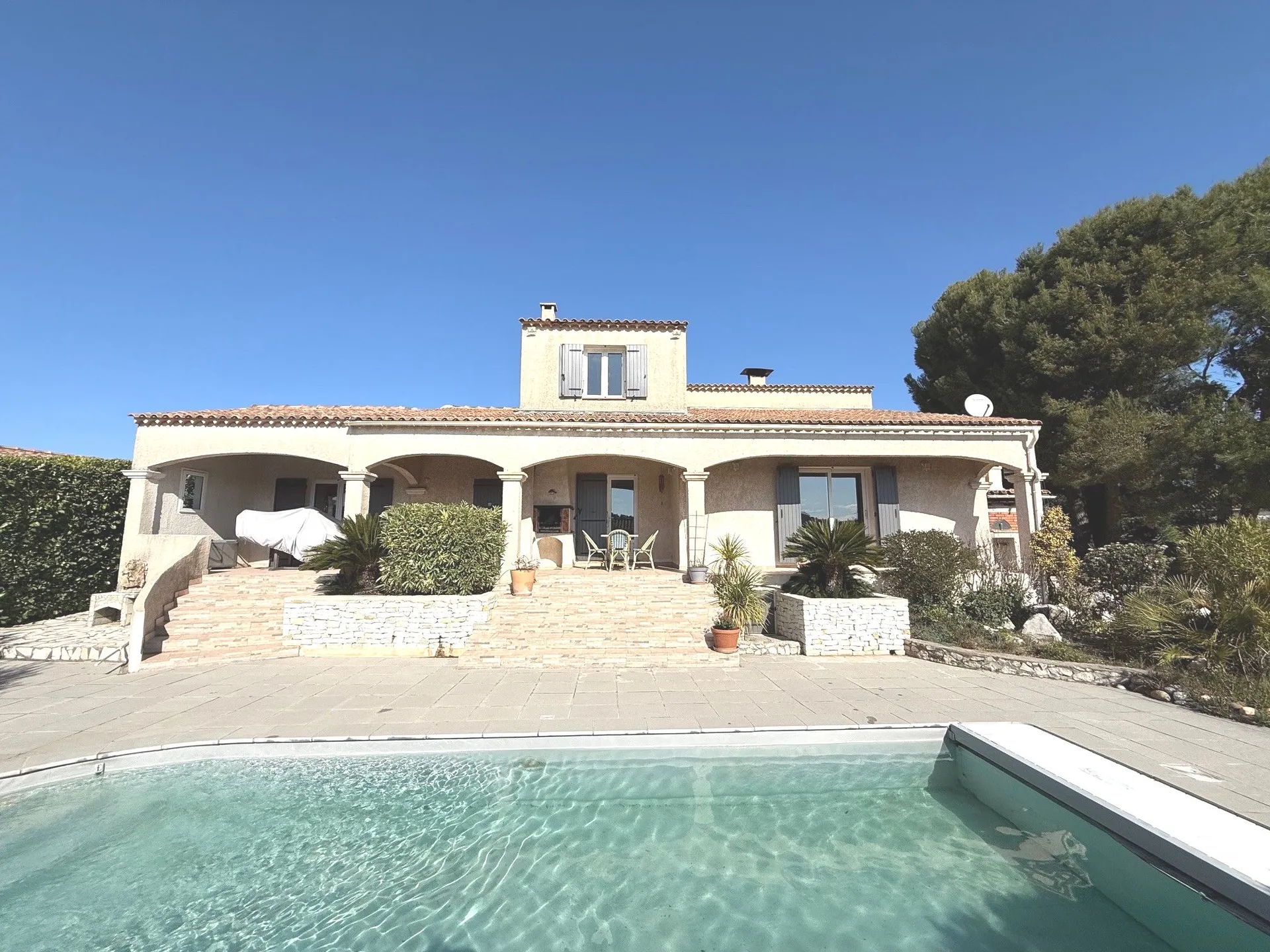 Vente villa à Roquefort la Bédoule comprenant 4 chambres et un bureau, sur deux niveaux à 1 km du village dans un quartier calme et recherché