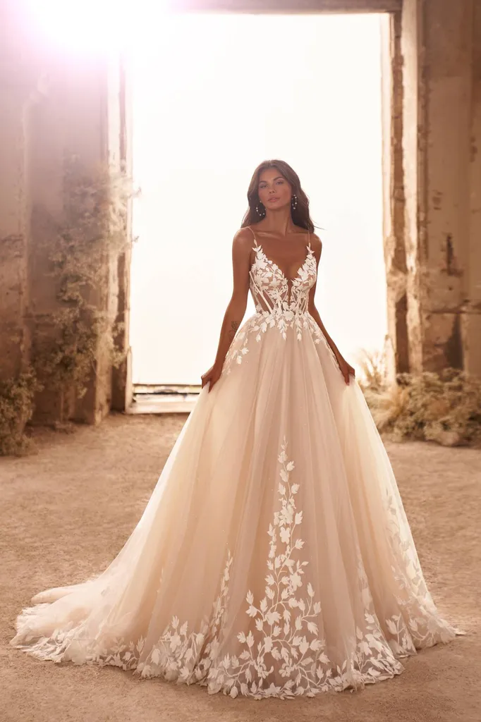 robeRobe de mariée princesse avec décolleté plongeant en V à Marseille centre ville 