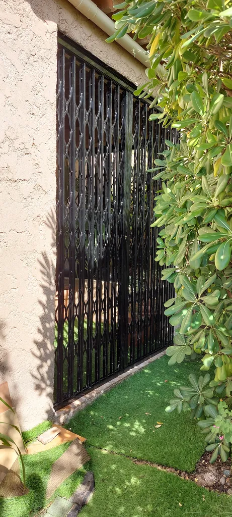 Installer une grille extensible pour baie vitrée et fenêtre maison à Aix-en-Provence proche d’Aix-les-Milles