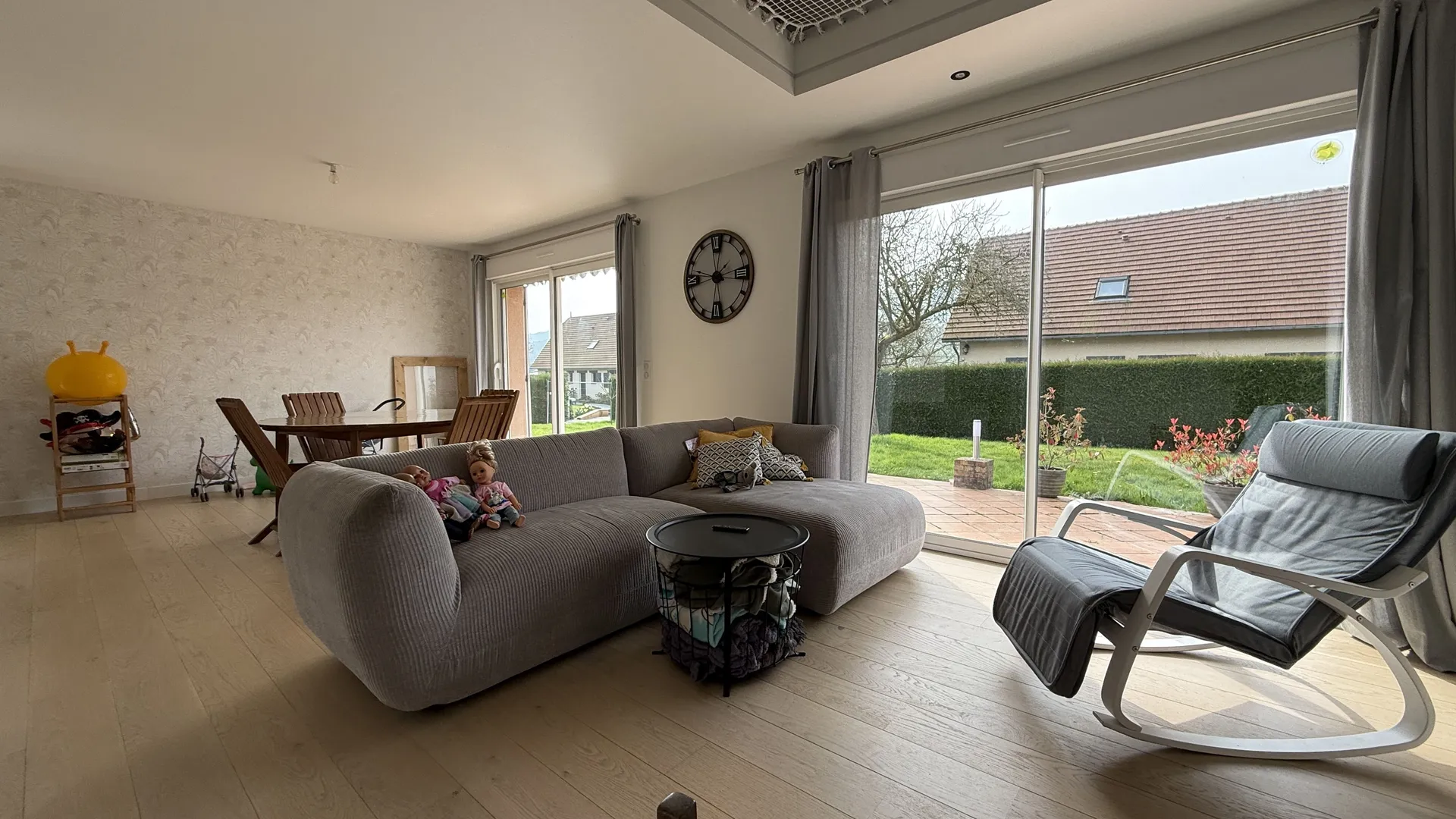 Au rez-de-chaussée, cette maison à acheter près de Saint-Nicolas-d’Aliermont dispose d’une entrée avec dressing menant à un salon-séjour lumineux d’environ 35 m².
