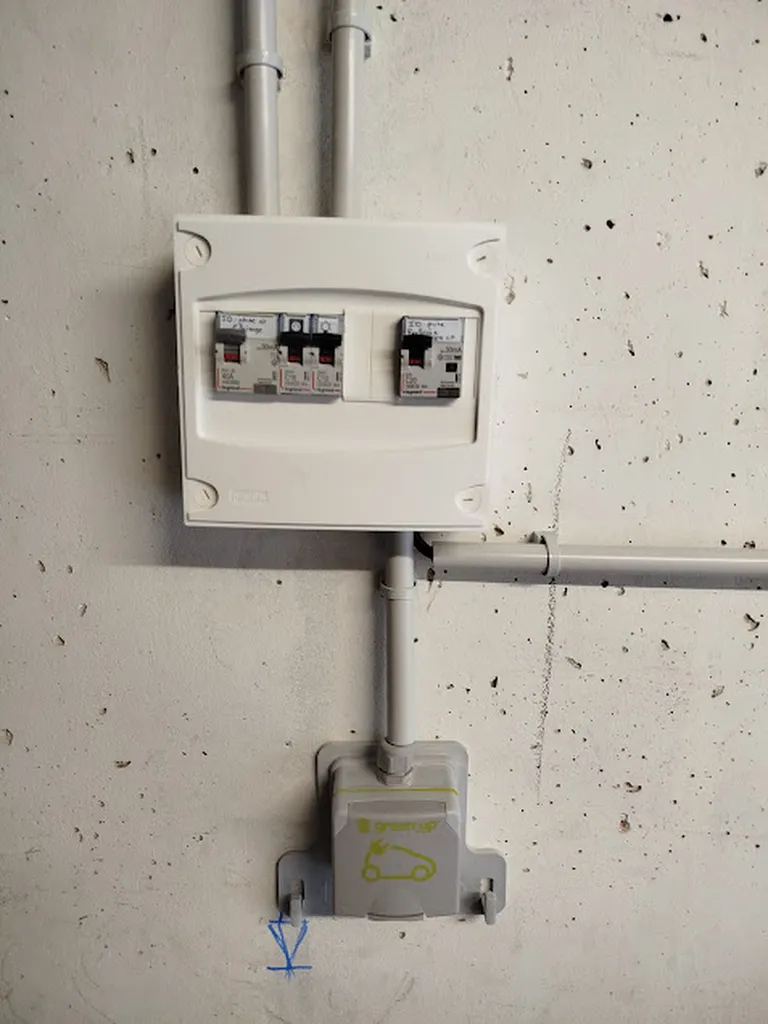 Tableau électrique Legrand et prise renforcée Legrand par infiny elec à Montpellier