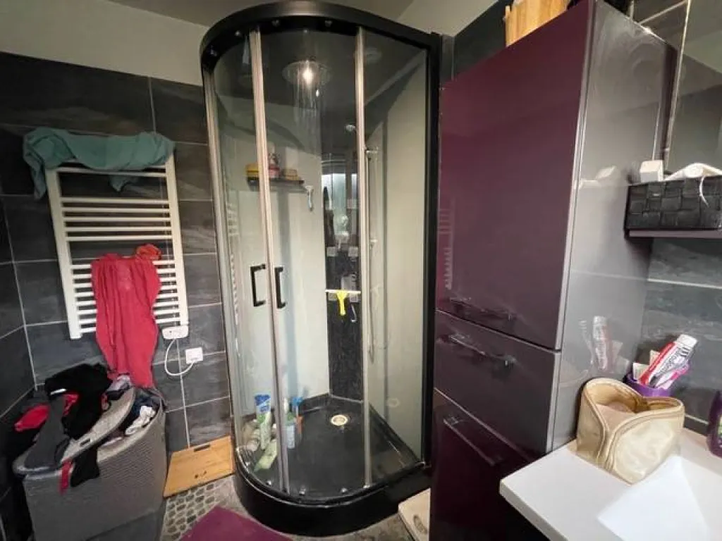 En rez-de-jardin 2 chambres, salle de douche , dressing