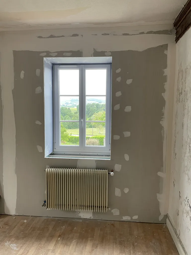 Doublage terminé avec bandes à joints avant peinture après isolation thermique intérieure à Neuville-sur-Saône