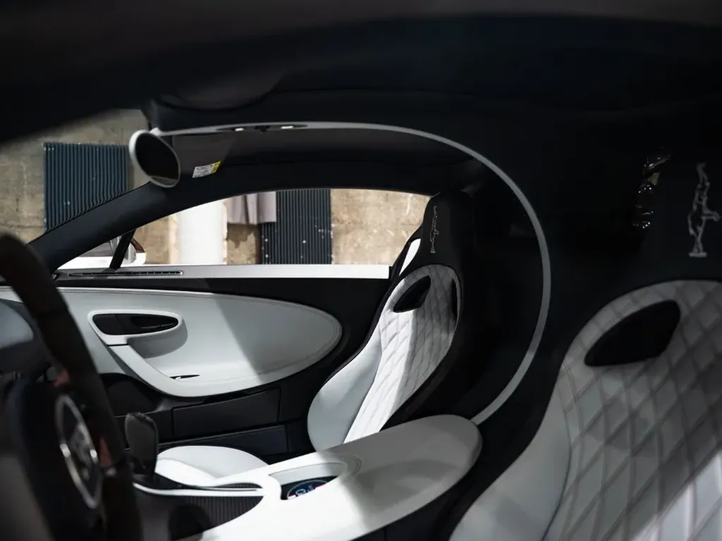 Intérieur Bugatti Chiron Sport cuir blanc carbone – hypercar prestige à Bordeaux