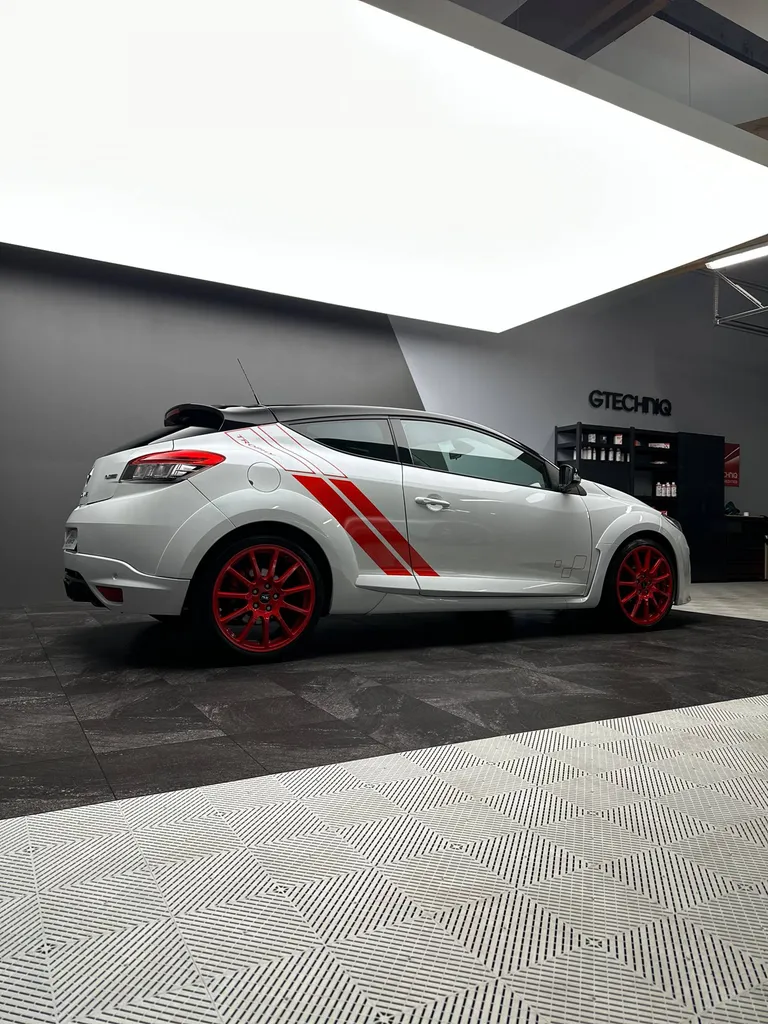 Lustrage sur une Renault Megane RS Trophy-R à Le Mans