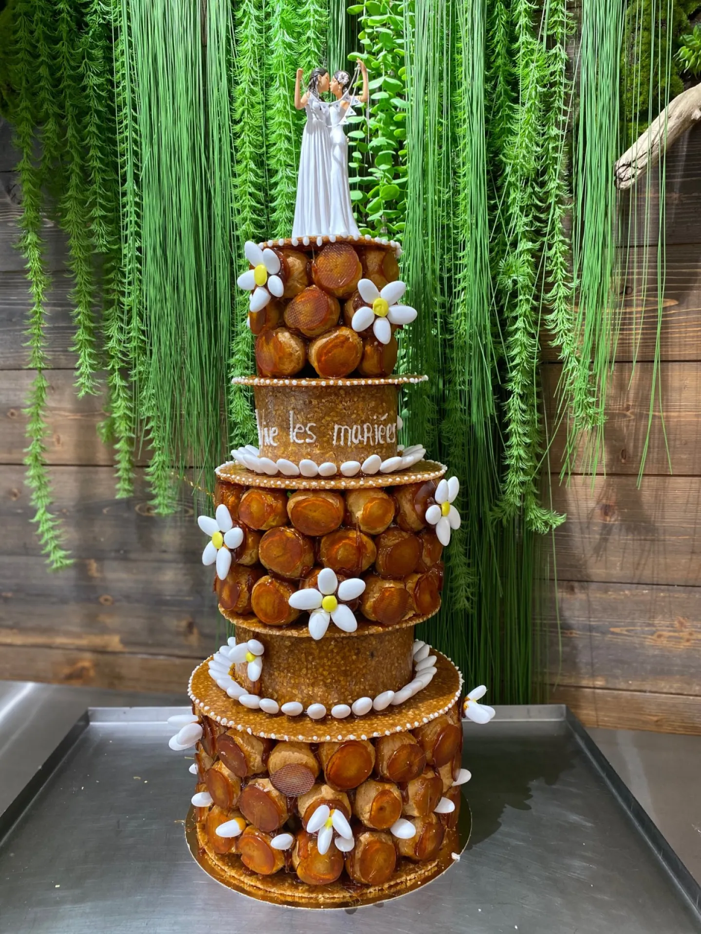 Pièce montée à base de choux et macarons