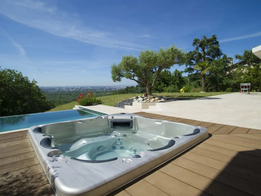 photos de spas en situation avec piscine en arrière plan