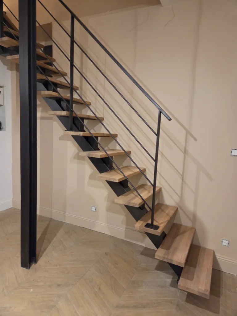 fabrication d’un escalier limon central droit avec marche en chênes vernis à vernaison proche de Lyon 