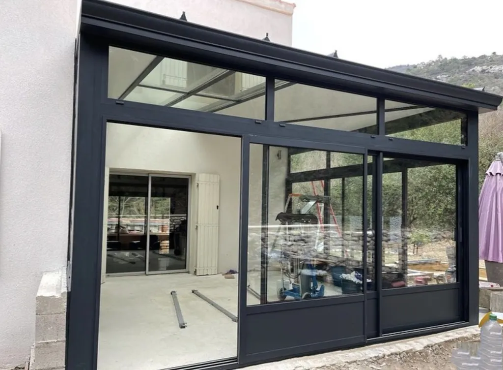 véranda en aluminium Technal de couleur noire près d' Aix en Provence