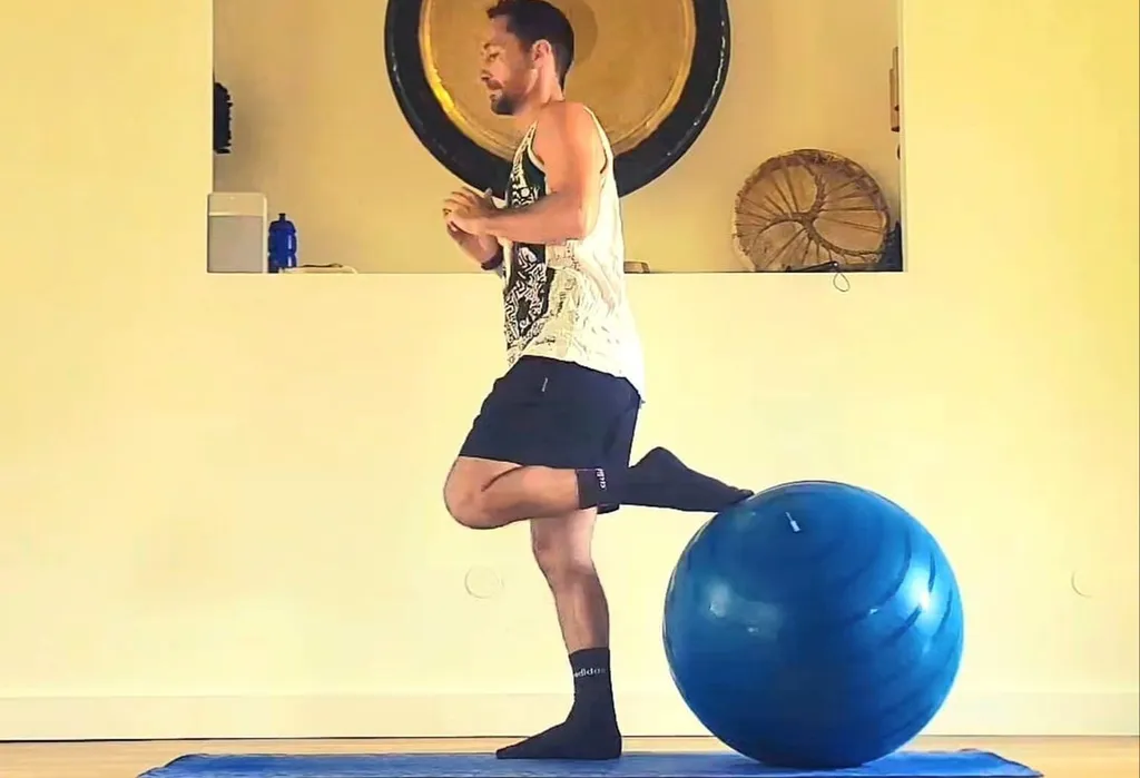 Réserver un cours de Yoni Ball qui associe mouvement, respiration, équilibre, mobilité et force à Pessac