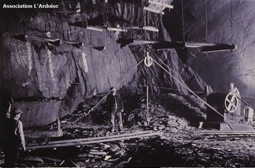 Extraction de l'ardoise d'Angers pour le toiture du château de Lillebonne