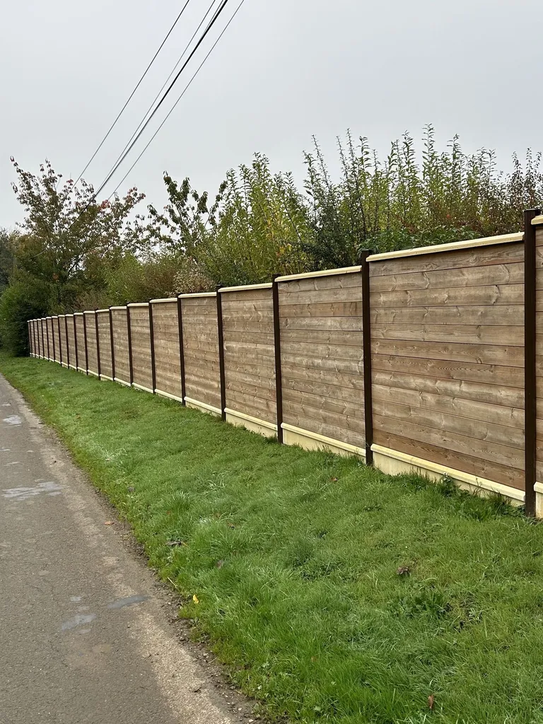 Pose de Clôture Occultante Mixte Acier et Bois, Modèle Résistant Esthétique à Deauville dans le Calvados 14 et Trouville-sur-Mer