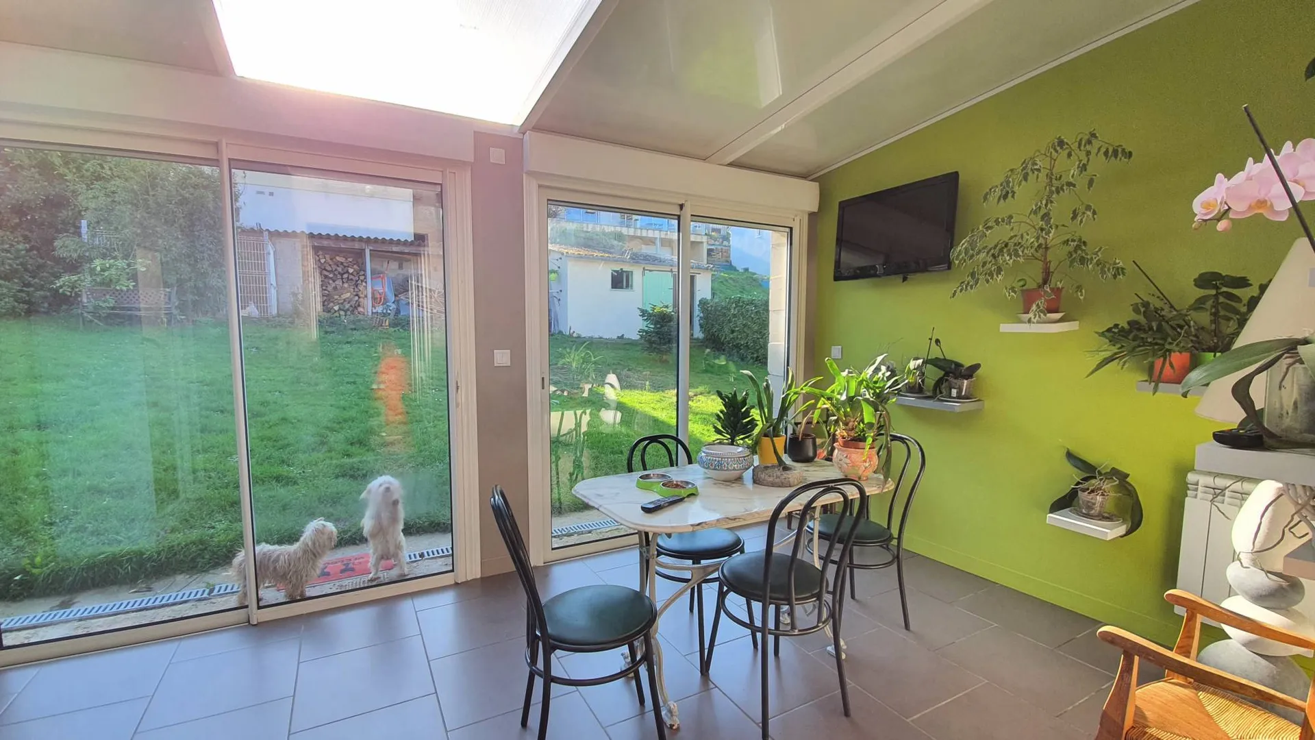 A vendre charmante villa de 103 m² habitables, 4 chambres, VUE MER, située sur l'axe Dieppe - Le Tréport, à deux pas de la plage. Petit-Caux 76370