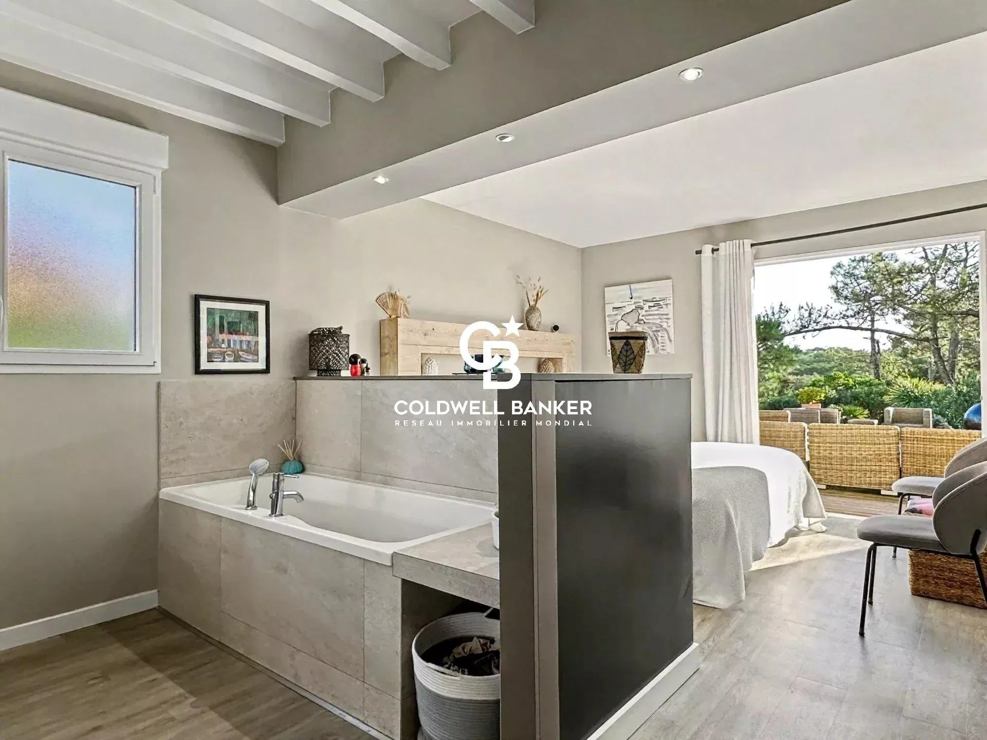 Maison à vendre à Hossegor – rénovée avec piscine, vue sur la canopée et accès plages à pied