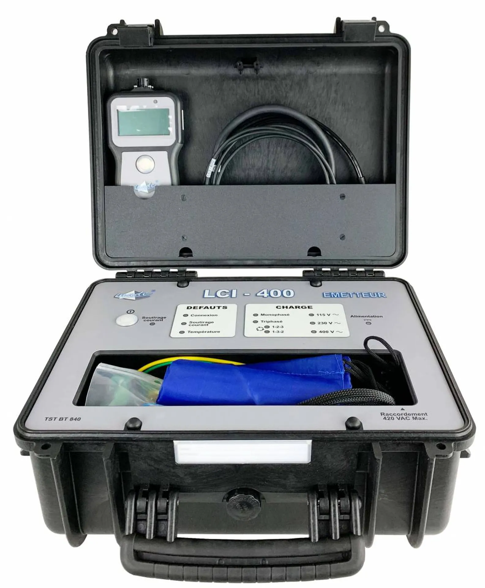 Le plateau d'habillage des commandes de cette malette électronique est réalisé en stratifié compact : imperméalibité et légereté pour cette malette de transport