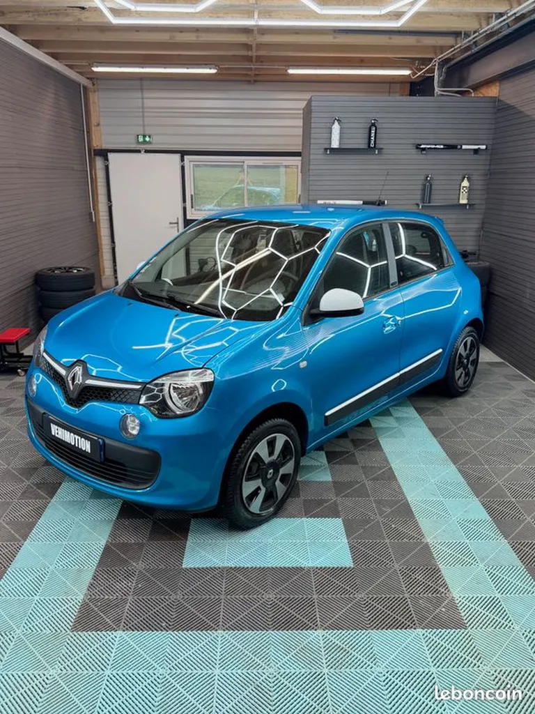 Vente d'une Renault Twingo 3 1.0 Sce Limited 70CH 2015 Essence GARANTIE 1 AN près de Saint-Julien-en-Genevois