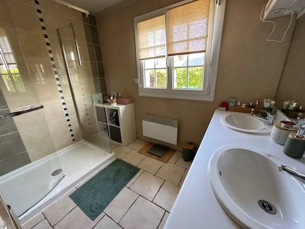 A vendre sur la commune de la SAUSSAYE pavillon de 115 m² édifié sur un terrain de 660 m²