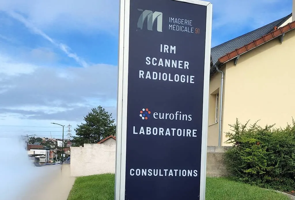  Totem directionnel pour centre Imagerie Médicale en Essonne