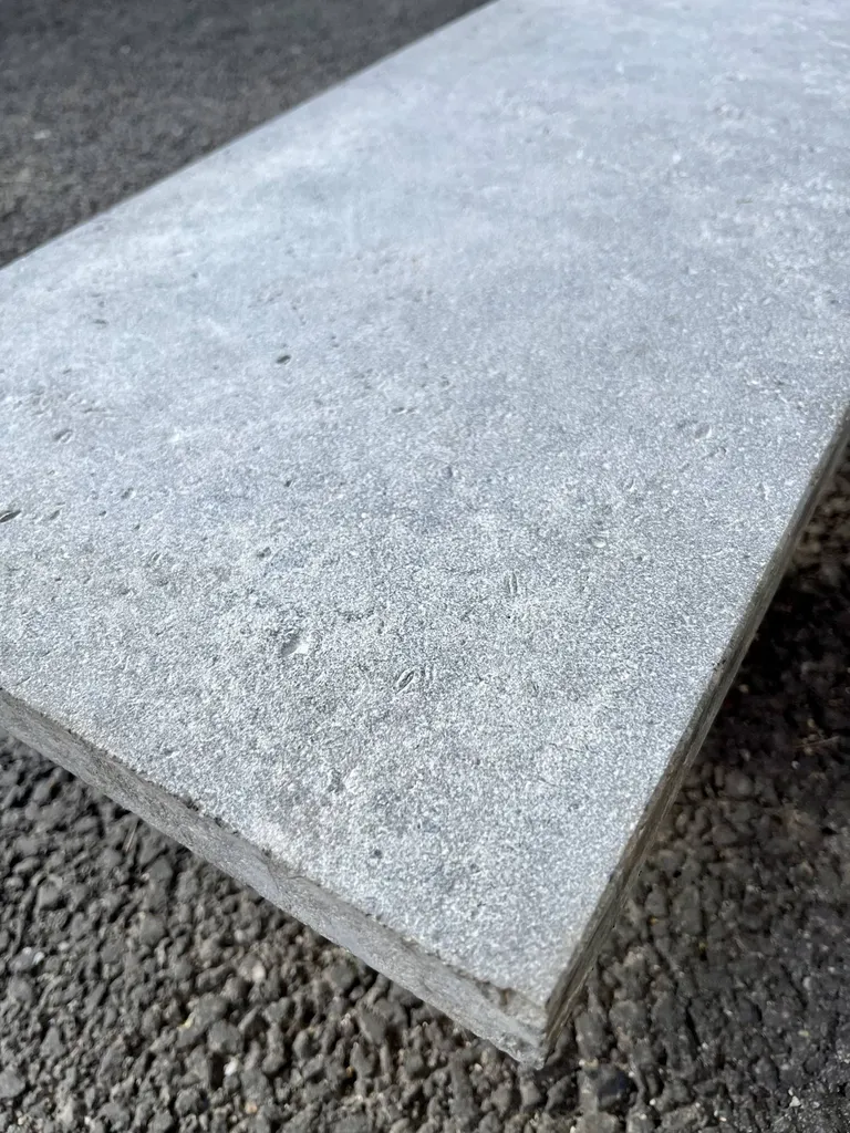 MARGELLES DE PISCINE EN PIERRE NATURELLE DE SAHARA GRISE / PIERRE D'AUXERRE FINITION SABLEE BROSSEE