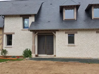 Longère normande en colombages et pans de bois avec soubassements en pierres de pays à Honfleur proche Deauville calvados 14