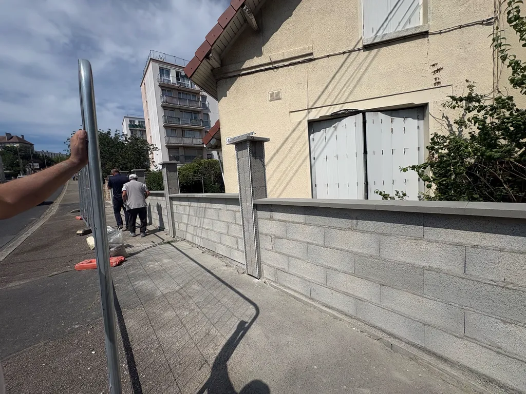 Application d'un enduit projeté sur muret extérieur à Le Havre 76