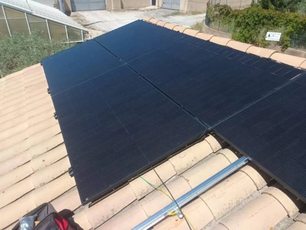 Pose de 6 panneaux solaires Dmegc 3kwC avec onduleur Huawei 