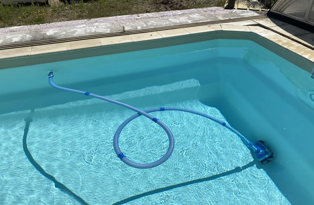 Intervention d'un spécialiste pour localiser la fuite d'une piscine coque polyester à Libourne dans le 33