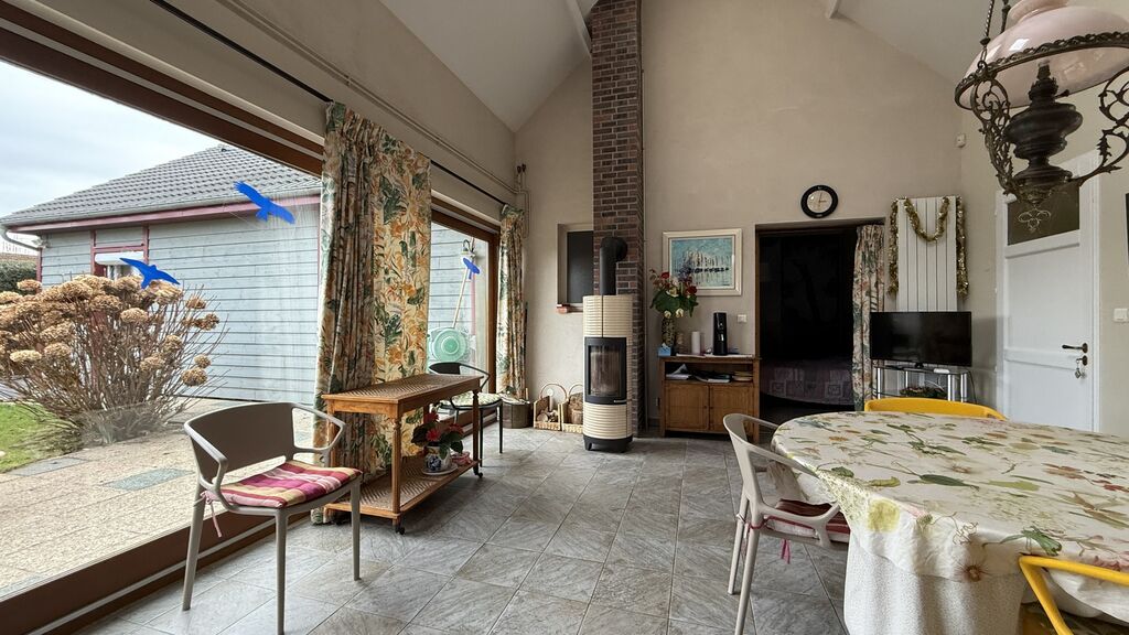 Maison à vendre en Normandie implantée sur un jardin de 2 146 m², à proximité immédiate des commerces.