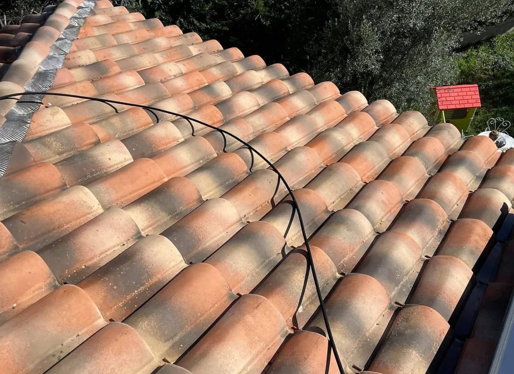Nettoyage et traitement d’une toiture de maison en tuile Abeille sur Fuveau près de Aix en Provence.