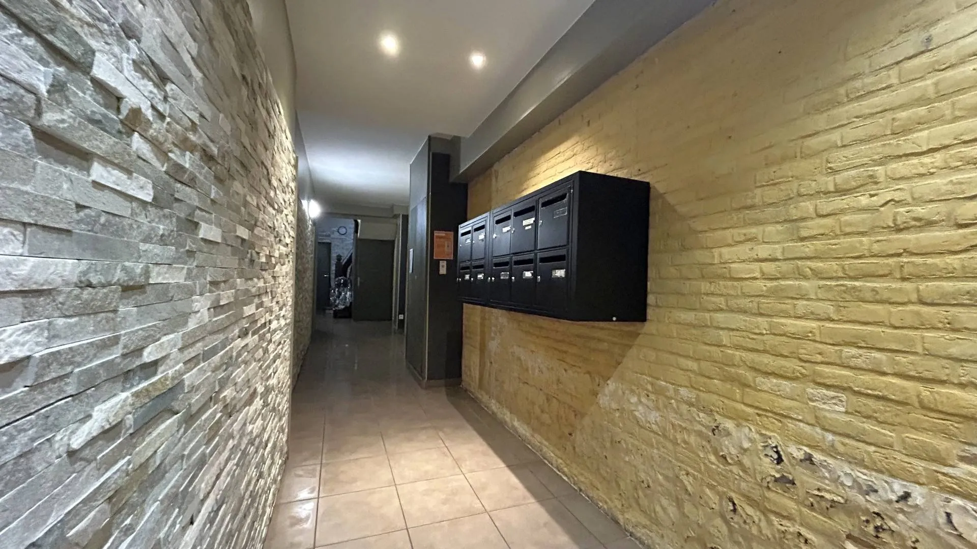 À vendre : Emplacement exceptionnel entre plage, port et commerces, dans un cadre chargé d’histoire.