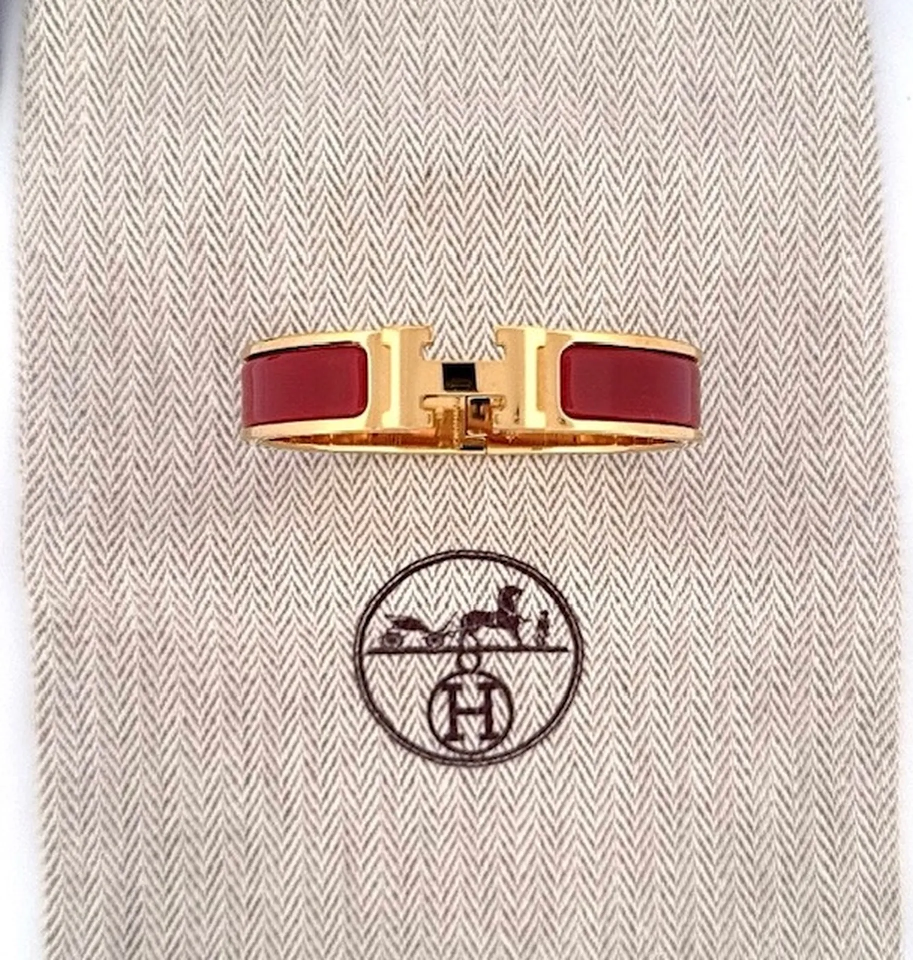 Bracelet Hermès Clic Clac H rouge élégant et intemporel avec pochon d’origine dépôt vente bijouterie Or Ligne La Teste de Buch