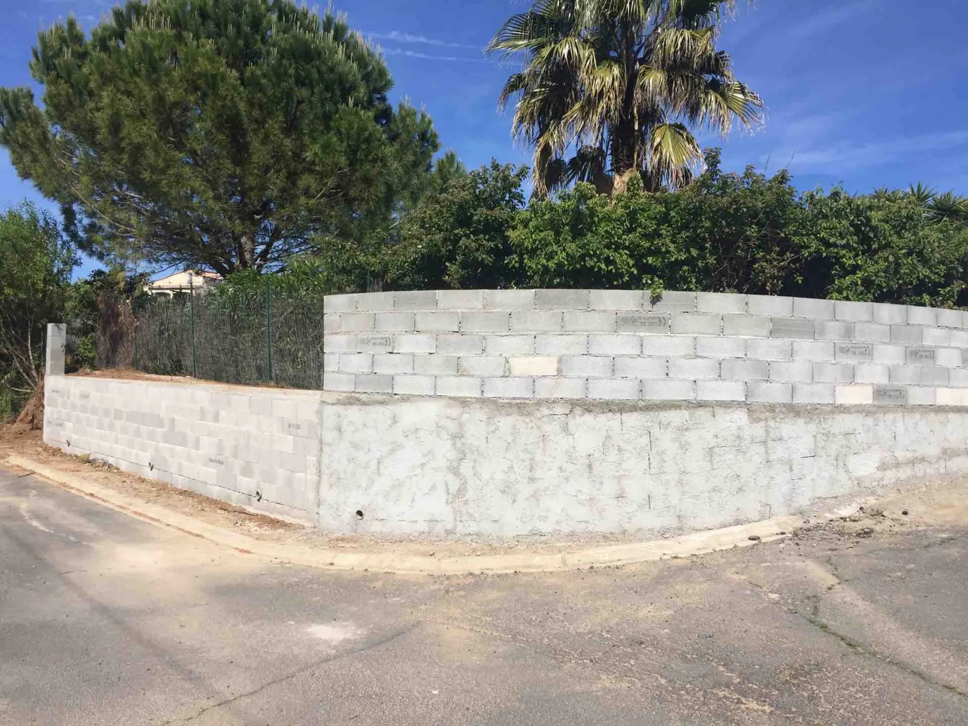 Clôture en pierre taillée avec cascade  et motif à Alignan du vent dans l'Hérault